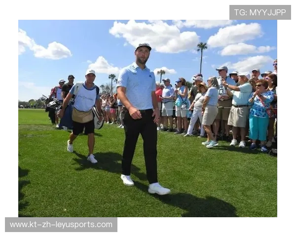 国家队停赛期间，球星秘密回国探望老人获好评