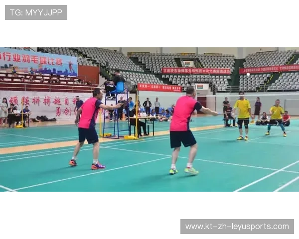 “简阳文体中心：飞扬的羽毛球赛场点燃全场热情”